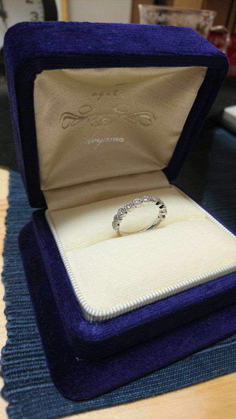 ハーフエタニティリングであり ダイヤの回りはミル打ちになっています