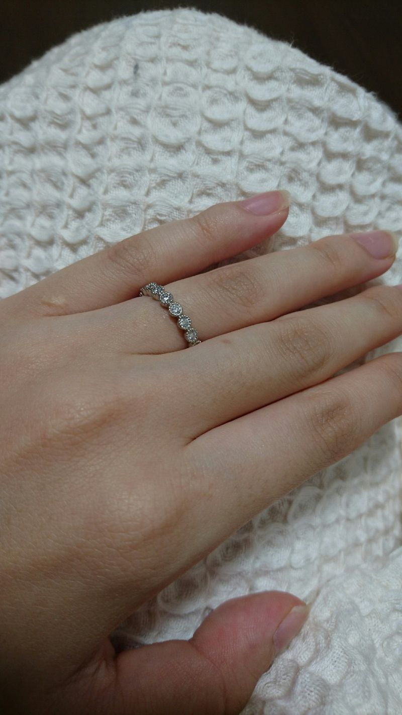 ハーフエタニティリングであり ダイヤの回りはミル打ちになっています