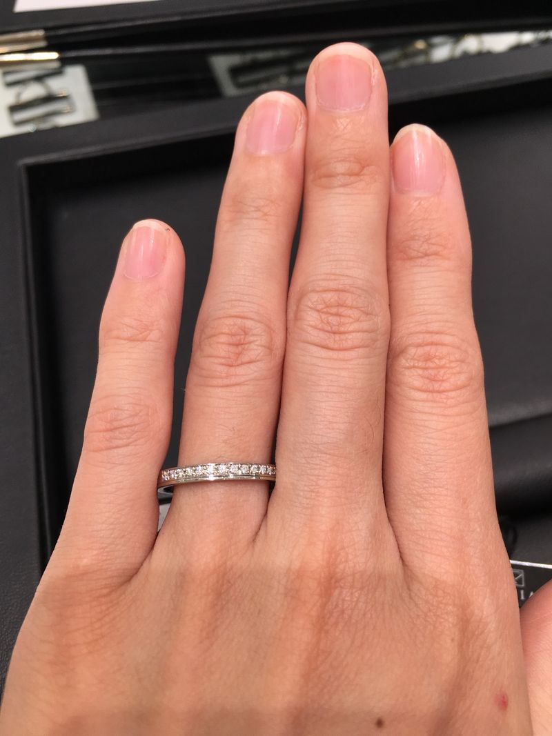 下にスペースがあり、重ね着けをしたようなデザインになっております