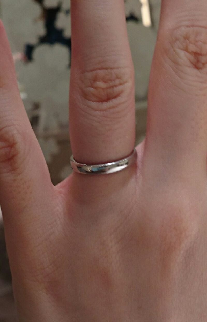 装飾など一切ないシンプルな王道のプラチナの結婚指輪です。迷ったら