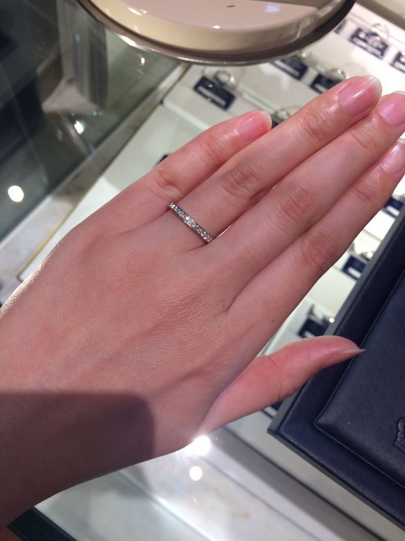 ロイヤルアッシャーでこのハーフエタニティのリングをつけた時、華やか