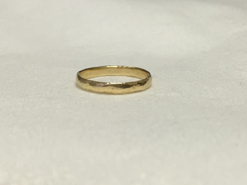 シンプルかつ飽きの来ないデザインで、試着したときにイエローゴールド