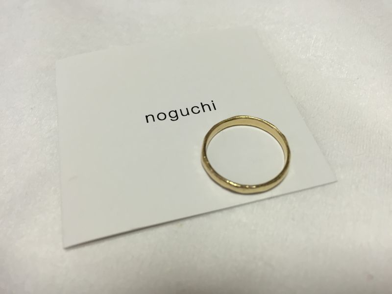 シンプルかつ飽きの来ないデザインで、試着したときにイエローゴールド