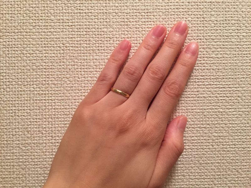 シンプルかつ飽きの来ないデザインで、試着したときにイエローゴールド