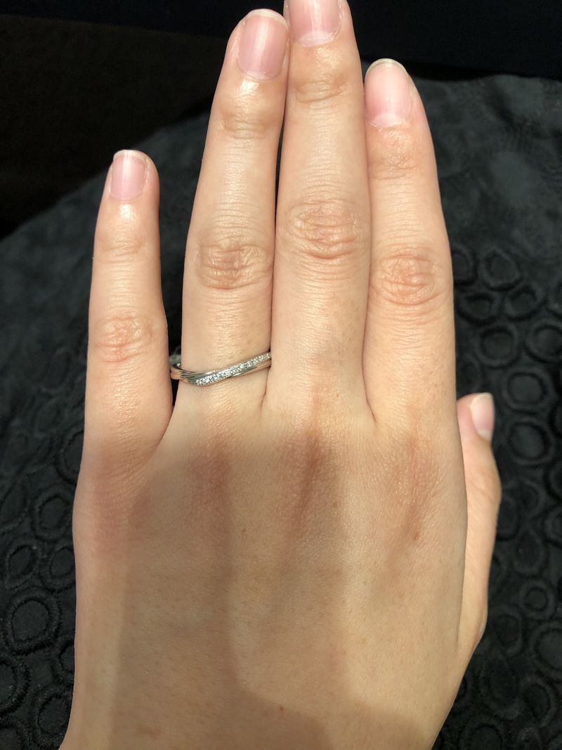 ハーフエタニティで指が長く見えるV字デザインのものを探していたので