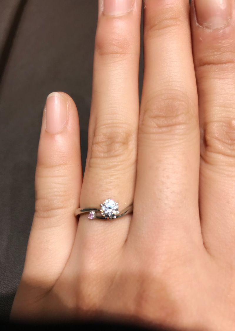 ピンクダイヤがついており、その分お値段が上がり、ダイヤのカラットを