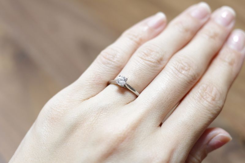 婚約指輪は、シンプルな立て爪の形のものが良いと思っていました