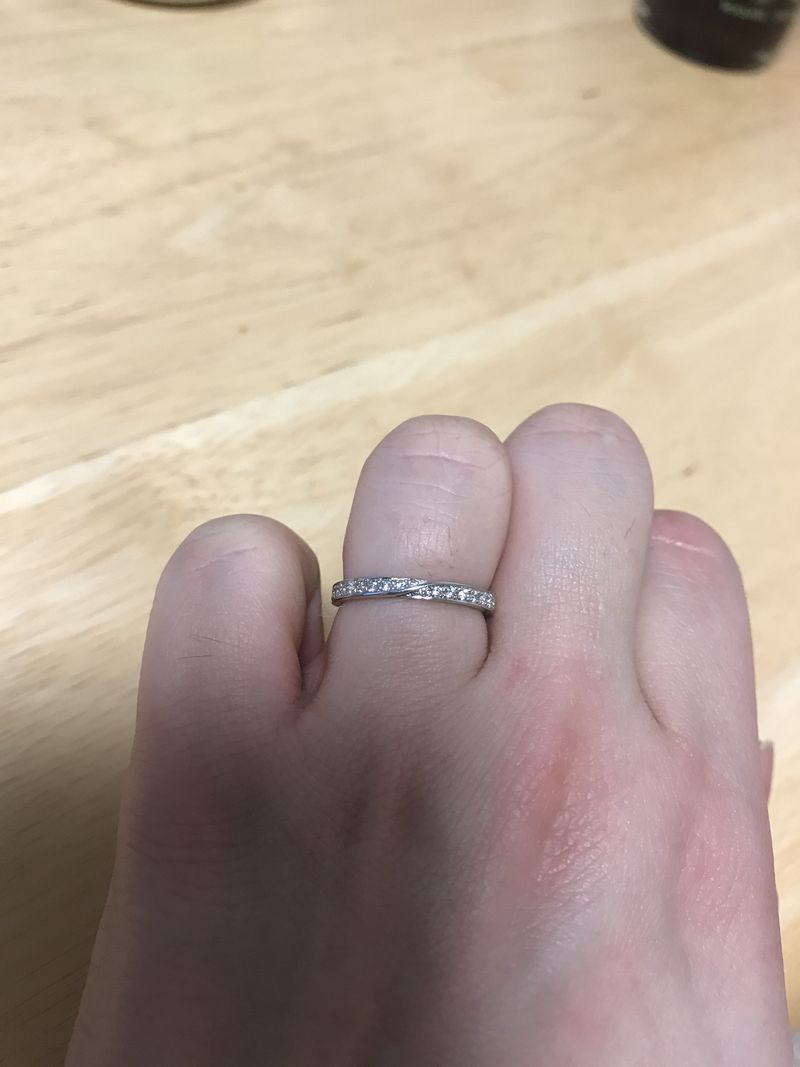 【未使用】ダイヤモンドシライシ ハーフエタニティ 指輪 プラチナ リング ハーフエタニティのダイヤの引っ掛かりのない、プラチナ素材を探して