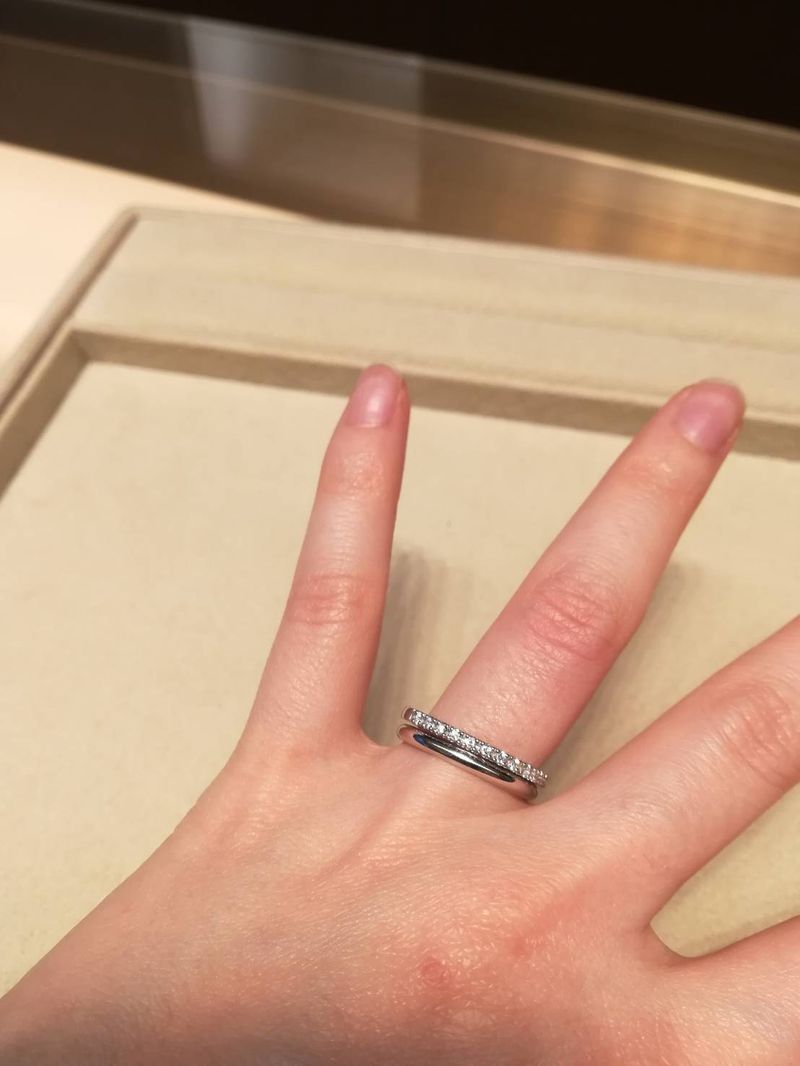 最終的に別のブランドの3石付いた指輪にしましたが、つけ外しが面倒