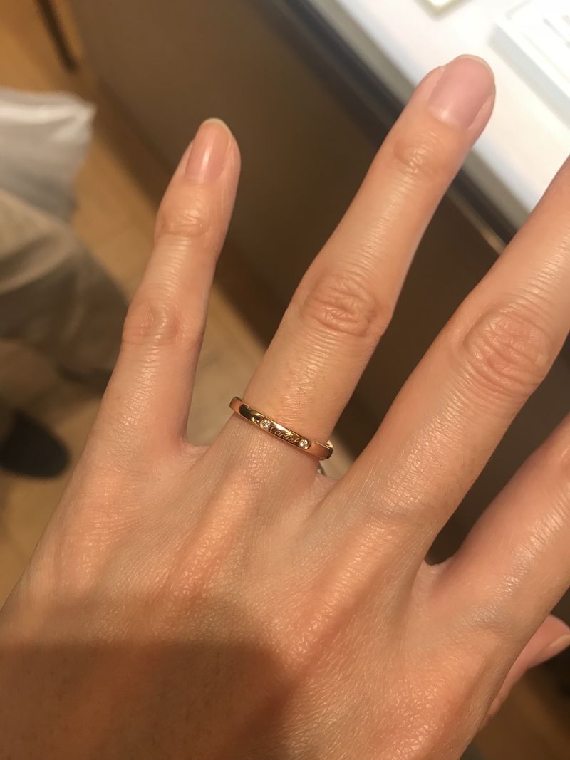 色とデザインに惹かれました。 婚約指輪をプラチナにしたため、結婚