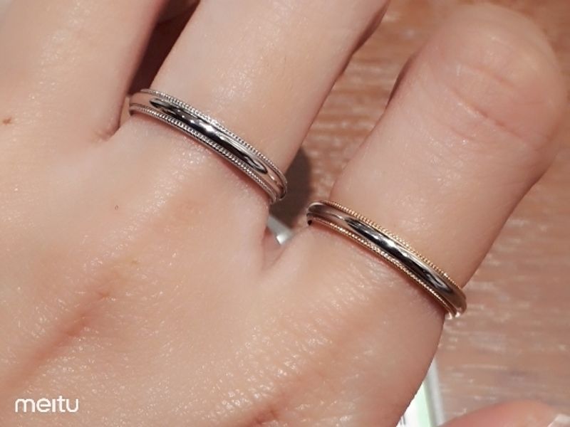 オーソドックスなミルグレインのデザイン、素材はプラチナとピンク