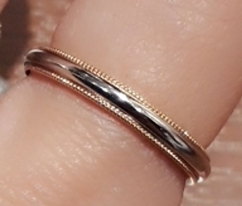 オーソドックスなミルグレインのデザイン、素材はプラチナとピンク