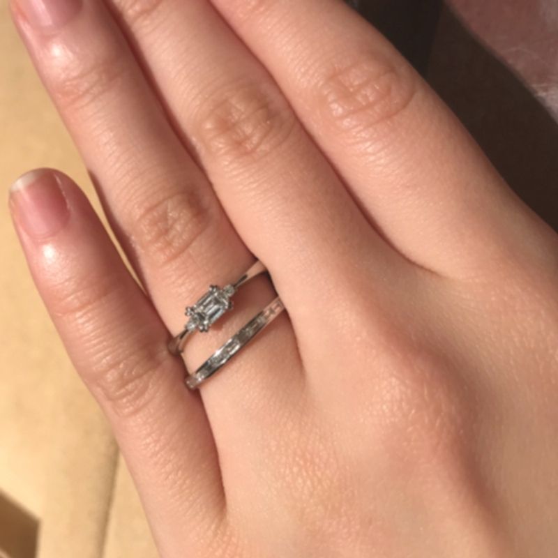 エメラルドカットのダイヤモンドは独特であり輝き方も個性的です。婚約