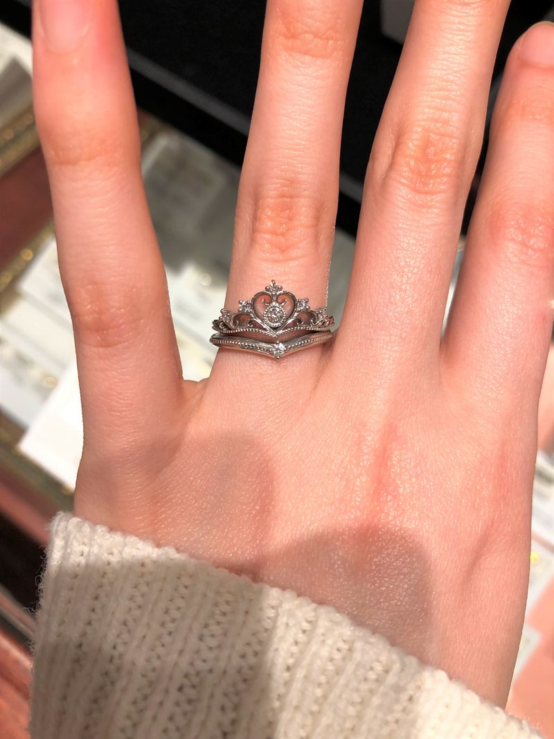 真ん中のダイヤをハートが囲むティアラモチーフのデザインがとても可愛