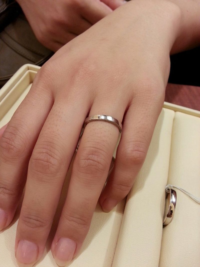 結婚にさしあたって出費もかさんだので、結婚指輪はなるべく「シンプル