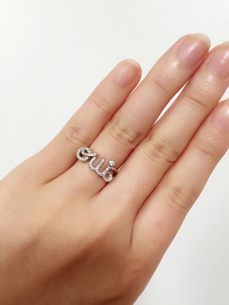 もともとディオールが好きでouiリングと決めていました。彼はダイアが