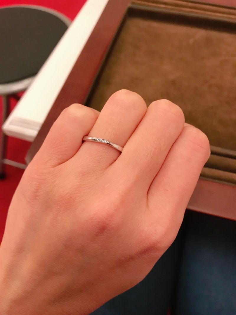 細身でシンプルなデザインを探していました。結婚指輪だけれど