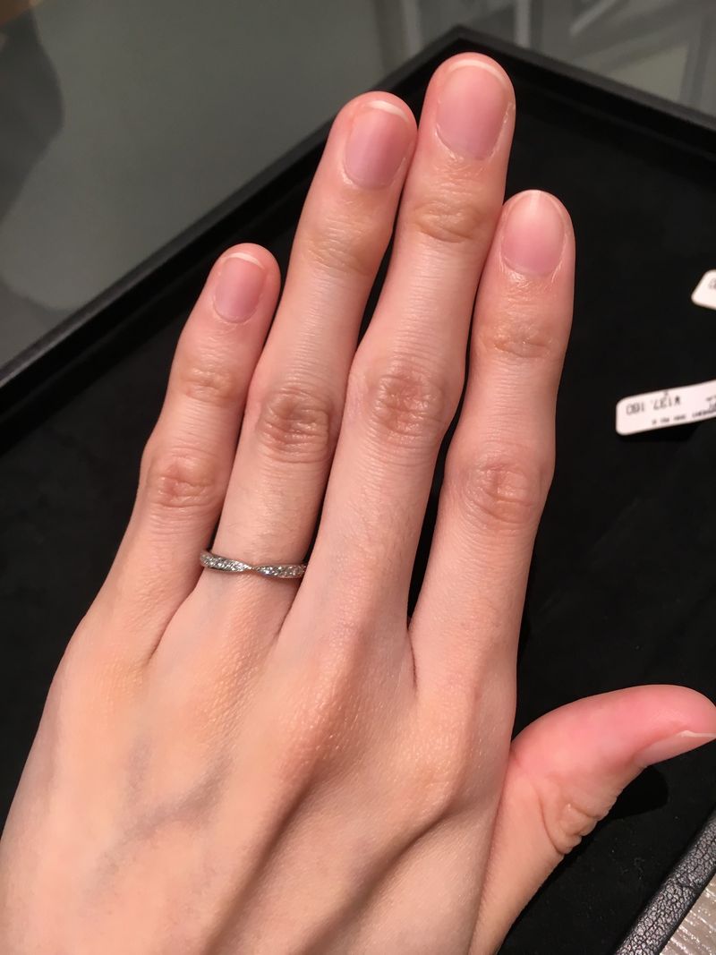 ティファニー ハーモニーハーフエタニティリング ダイヤモンド ハーモニーのハーフエタニティのタイプは、まるでリボンのような形で