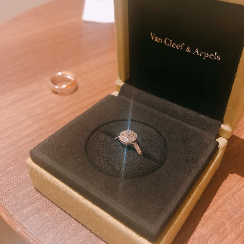 ダイヤの美しい輝きと、デザインが気に入り購入を決めました