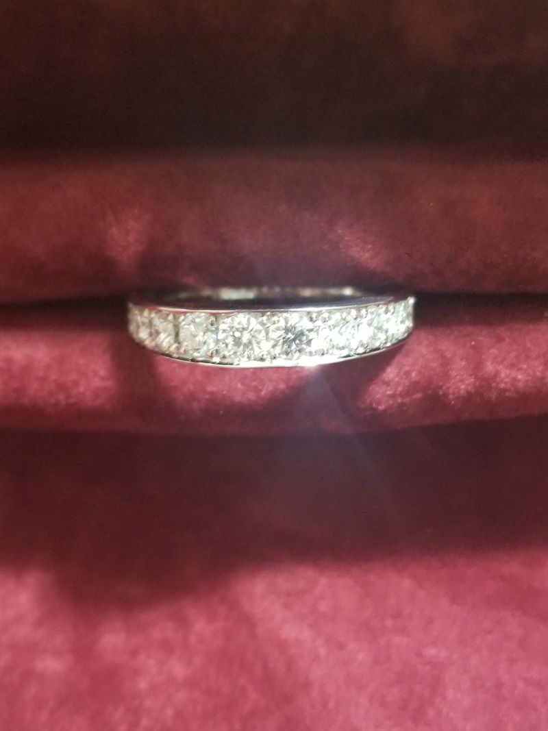 日常生活に支障のないデザインで、幅が細すぎないハーフエタニティを