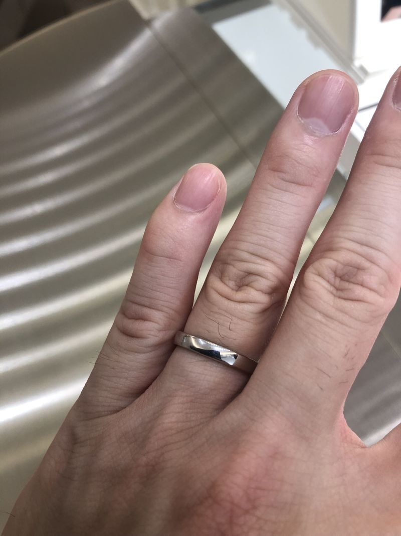 非常にシンプルで高級感のある指輪です。厚みも3mmあり男性としては物