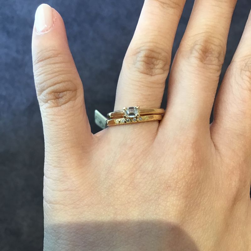 オレッキオ エメラルドカット ダイヤモンド リング k18 エメラルドカットの四角いダイヤモンドに一目惚れでした。店員さんとも