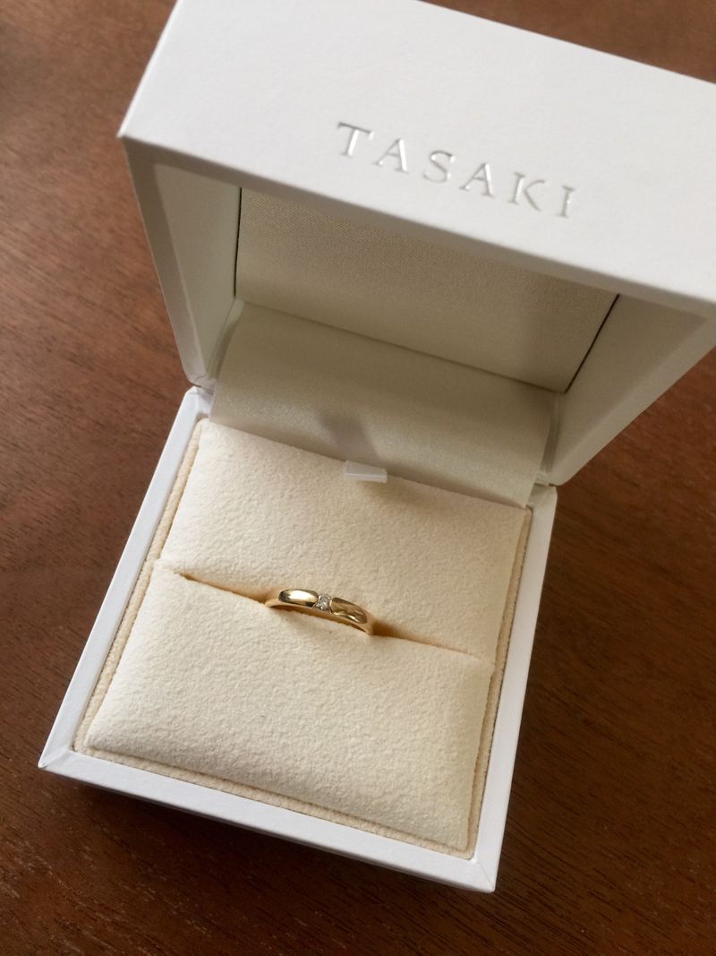 イエローゴールドの指輪＋ダイヤが入っているということが条件で選んで