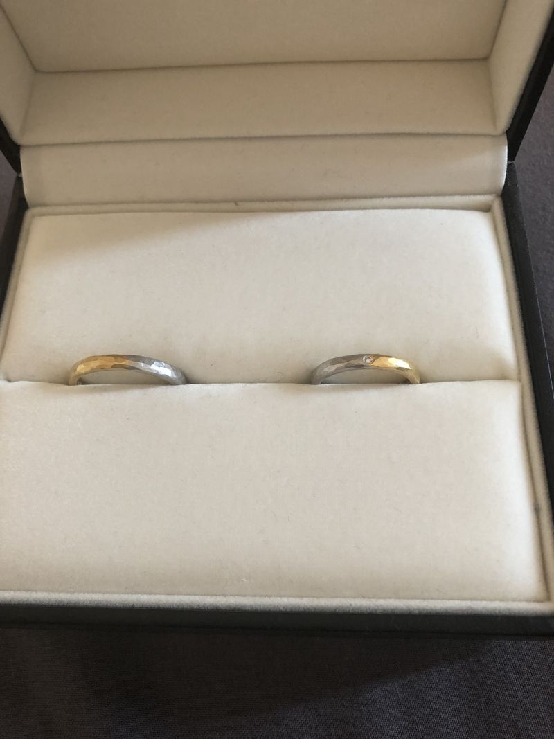 プラチナとゴールドがつなぎ合わせられたデザインで、まさに他人だった