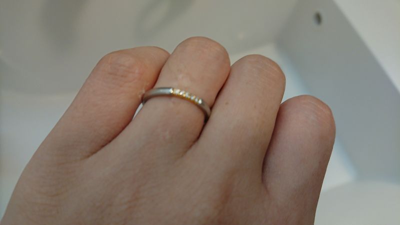 控えめなダイヤのデザインが気に入りました。小ぶりのダイヤが5つつい