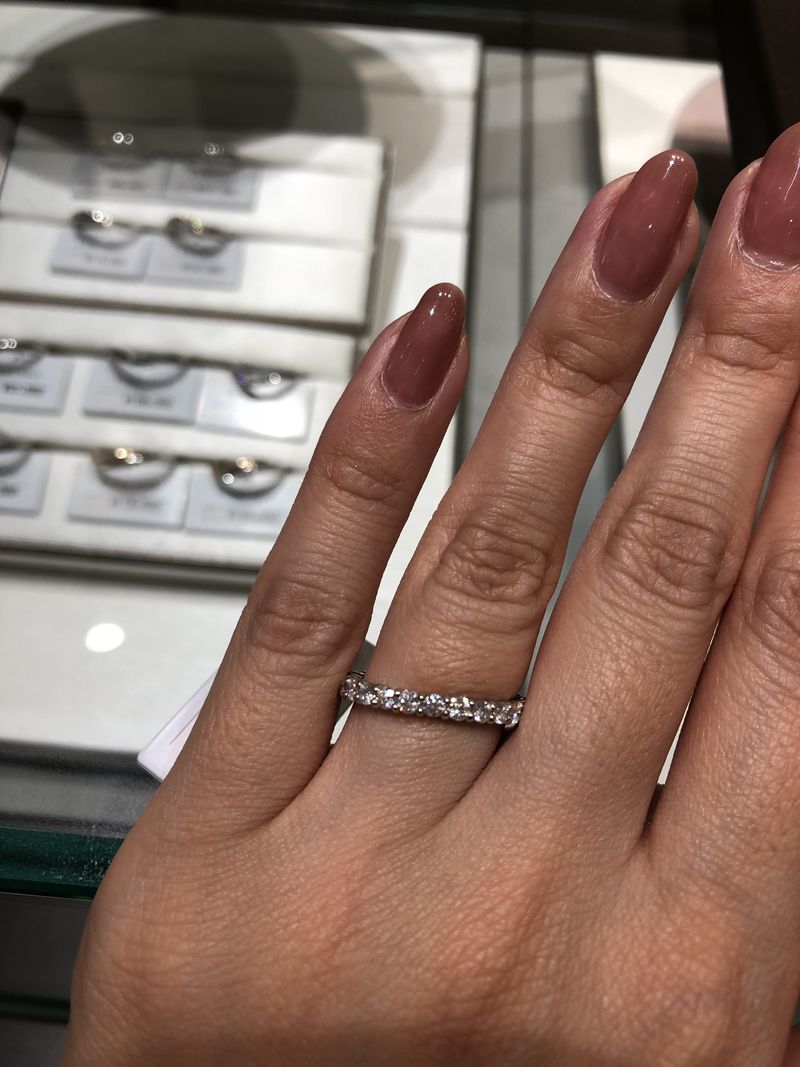 結婚指輪はキラキラにしたかったのでエタニティリングで探していました