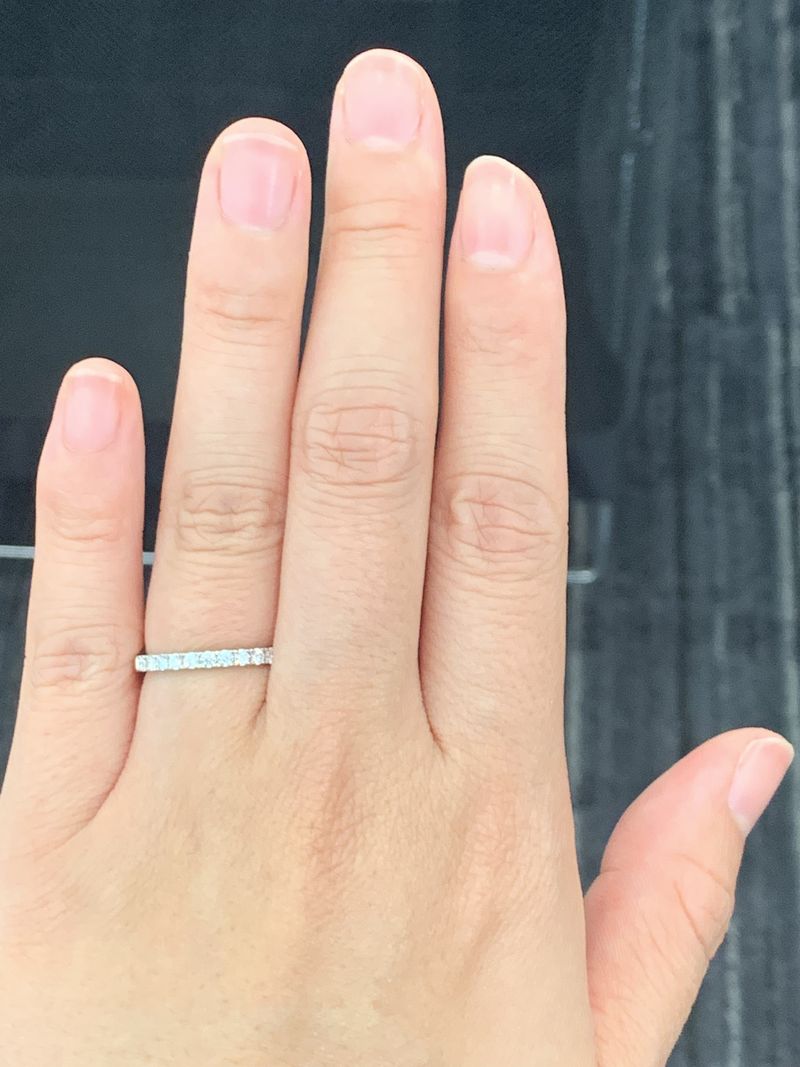 ハーフエタニティで色んなブランドを見て周りました。 ダイヤの質、横