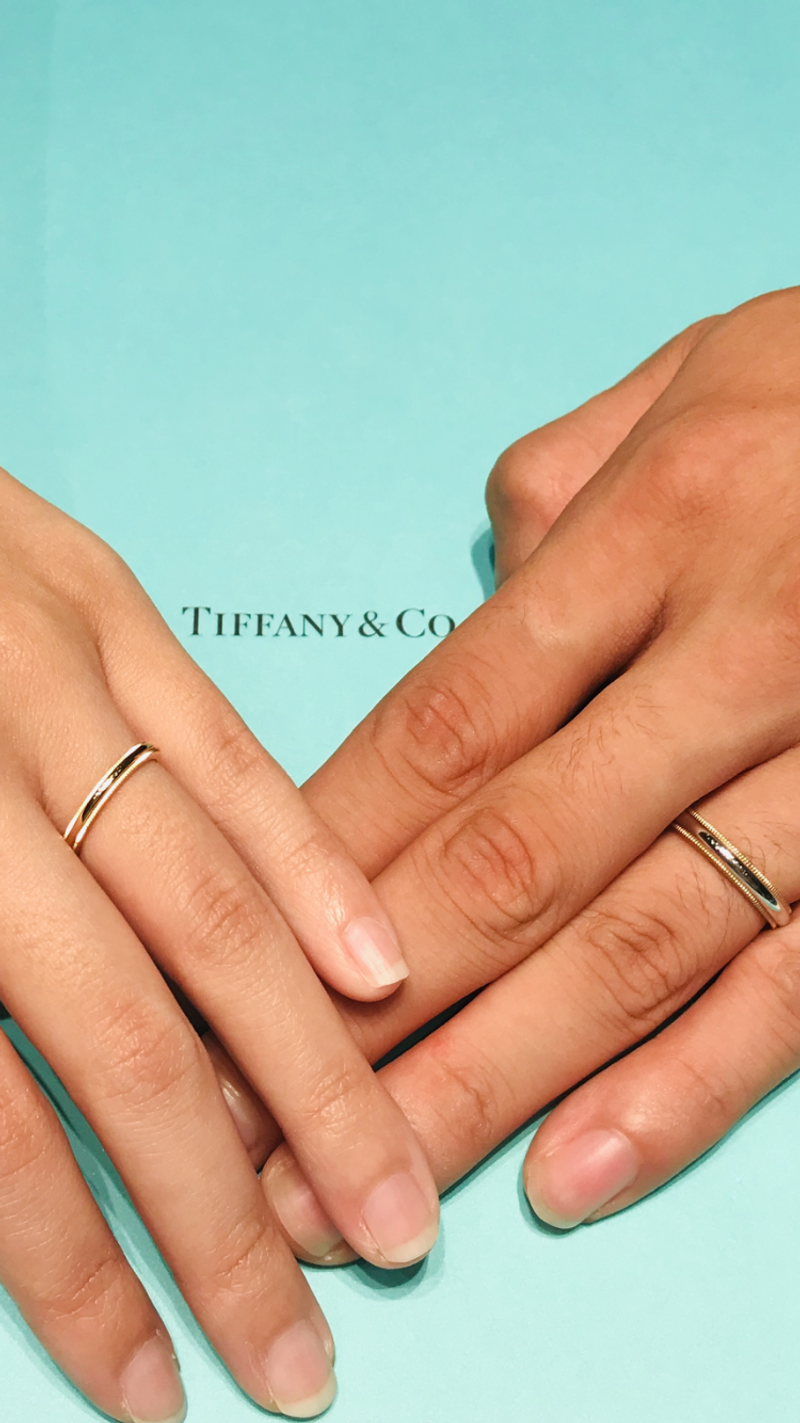 指輪のデザインについては、ミル打ち加工がされており上品な雰囲気に