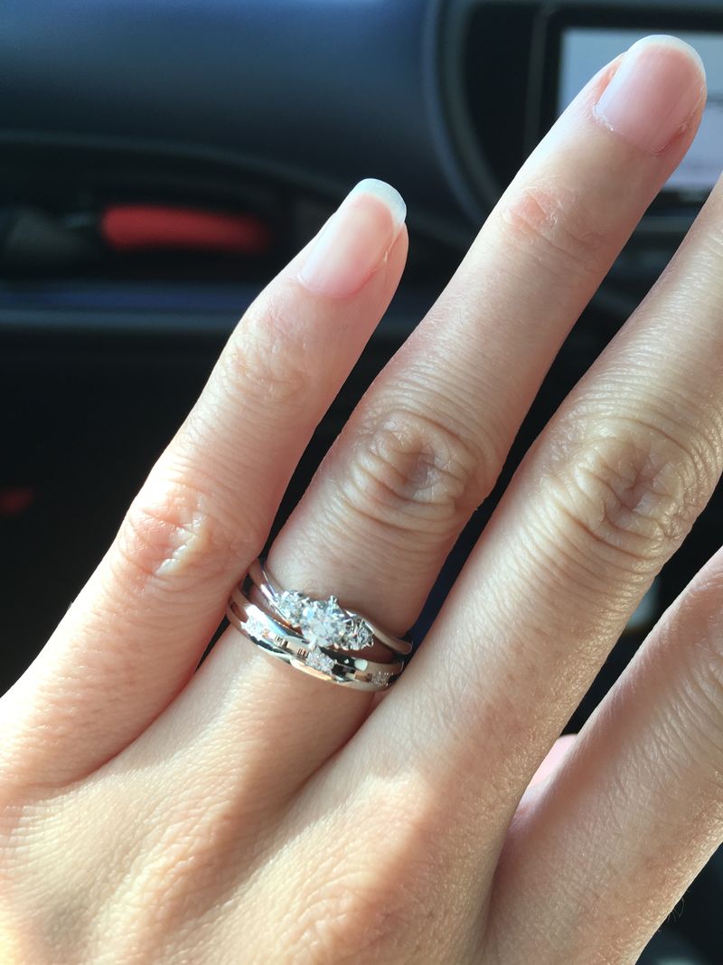 マリッジリングはダイヤが2つずつ3箇所についているもので内側が