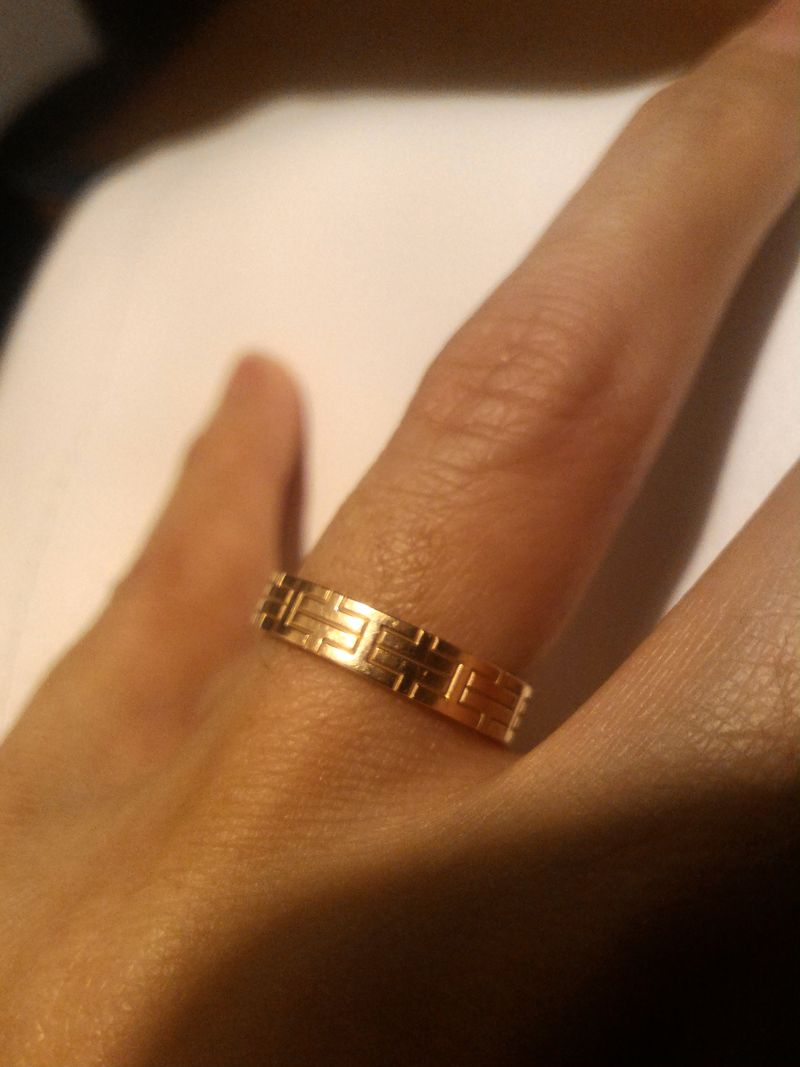 シンプルながら個性のあるリングを探しており、ダメ元でのぞいた