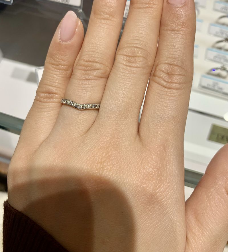 V字 ハーフエタニティリング Pt950 ダイヤモンドV字ハーフエタニティリング