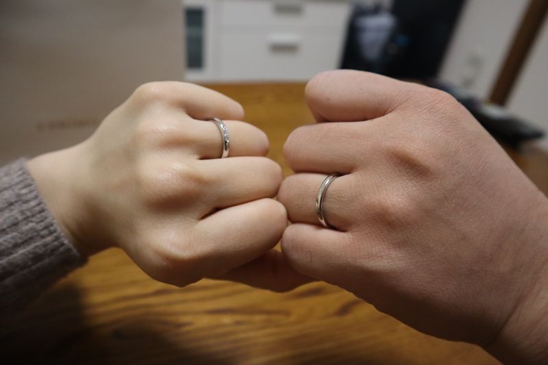 ペアリングは個性的なデザインの物をつけていましたが、結婚指輪は