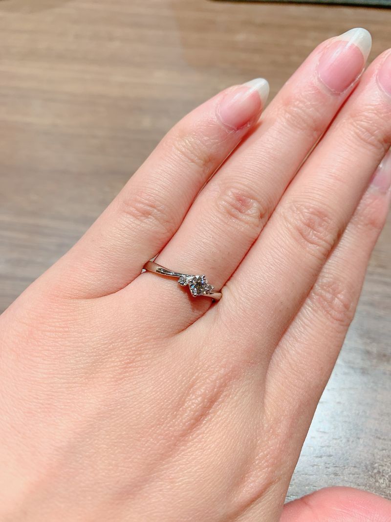 くどくなく、寂しすぎない、スリーダイヤのデザイン。真ん中に0.2ctの