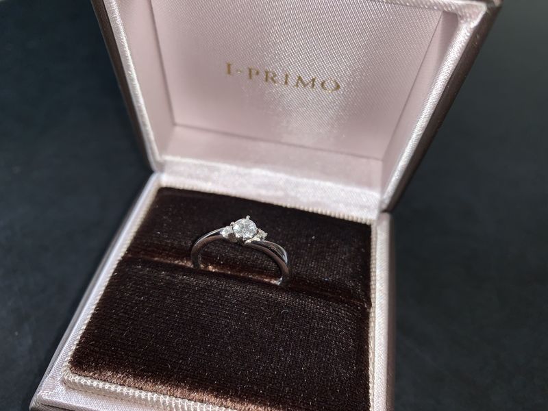 くどくなく、寂しすぎない、スリーダイヤのデザイン。真ん中に0.2ctの