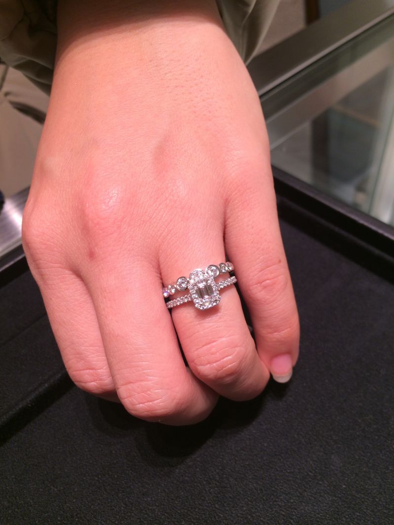 エメラルドカットのダイヤモンドをパヴェダイヤモンドでぐるっと囲った