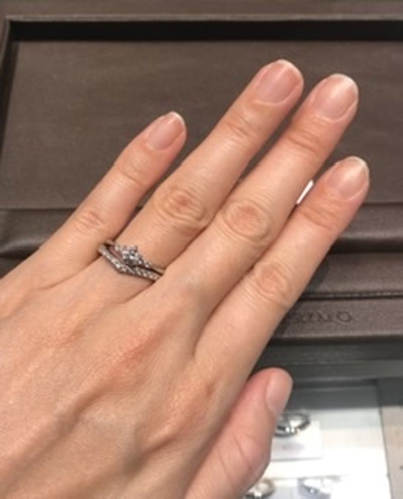 婚約指輪と重ね付けするので、隙間が出来ないVシリーズのハーフ