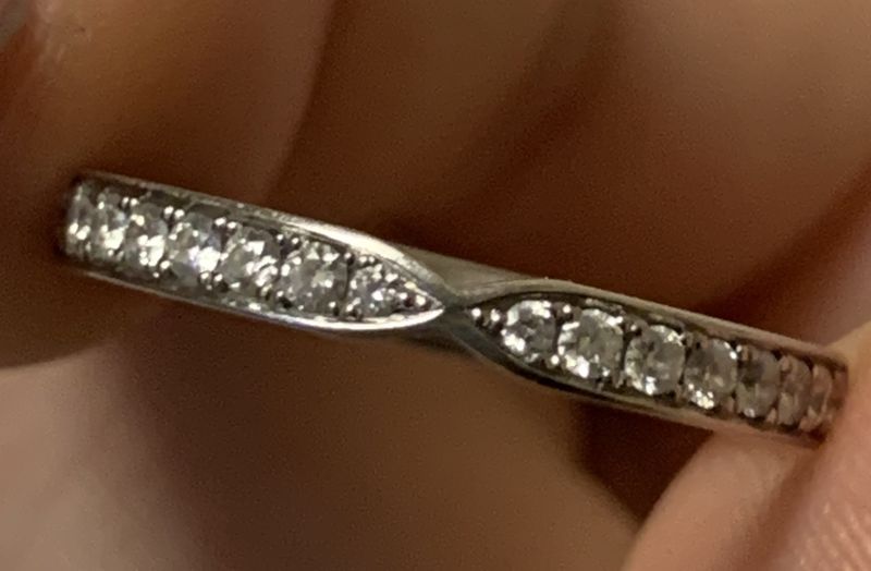 デザインに一目惚れしました。真ん中がくびれているので指輪が綺麗に