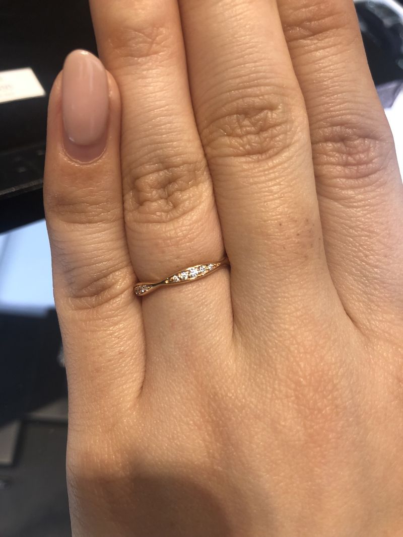 CHANELならではのカメリアをモチーフにしたデザインが特徴的です