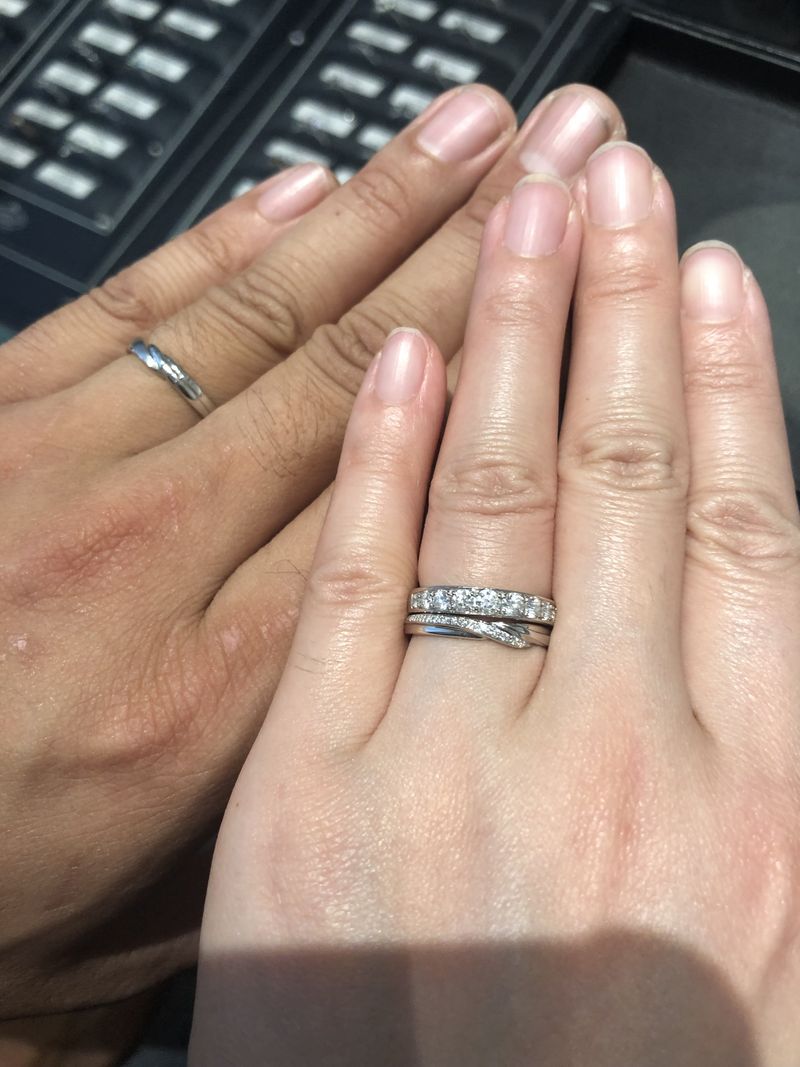 婚約指輪のハーフエタニティだったので重ね付けができるリングを探し