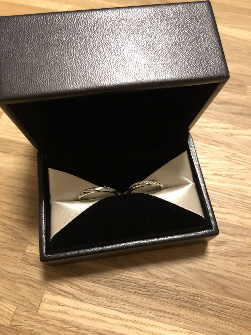 婚約指輪のハーフエタニティだったので重ね付けができるリングを探し