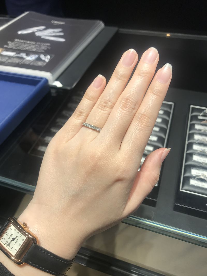 ハーフエタニティか、某ハイブランドのデザインリングを検討しており