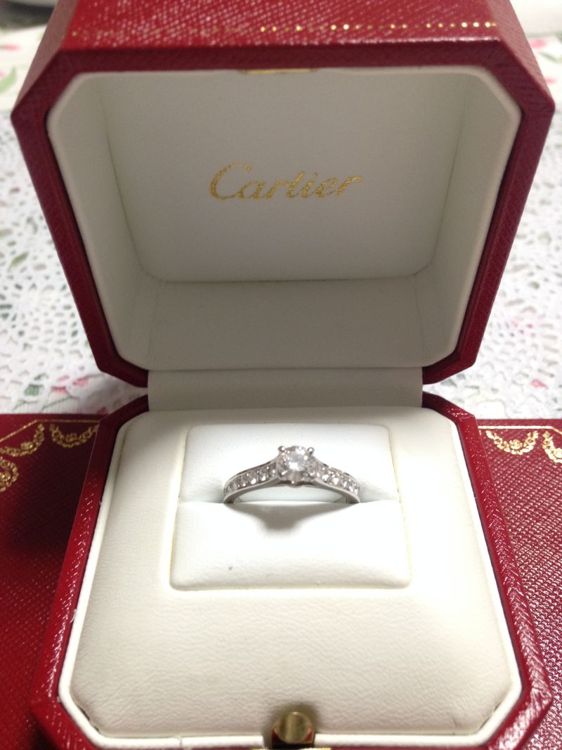 婚約指輪という一生に一度の指輪なので普段なら手が出ないカルティエを
