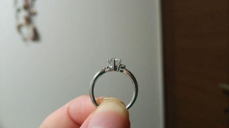 デザインとダイヤのキラキラが素晴らしいです。 大きなダイヤがバーン