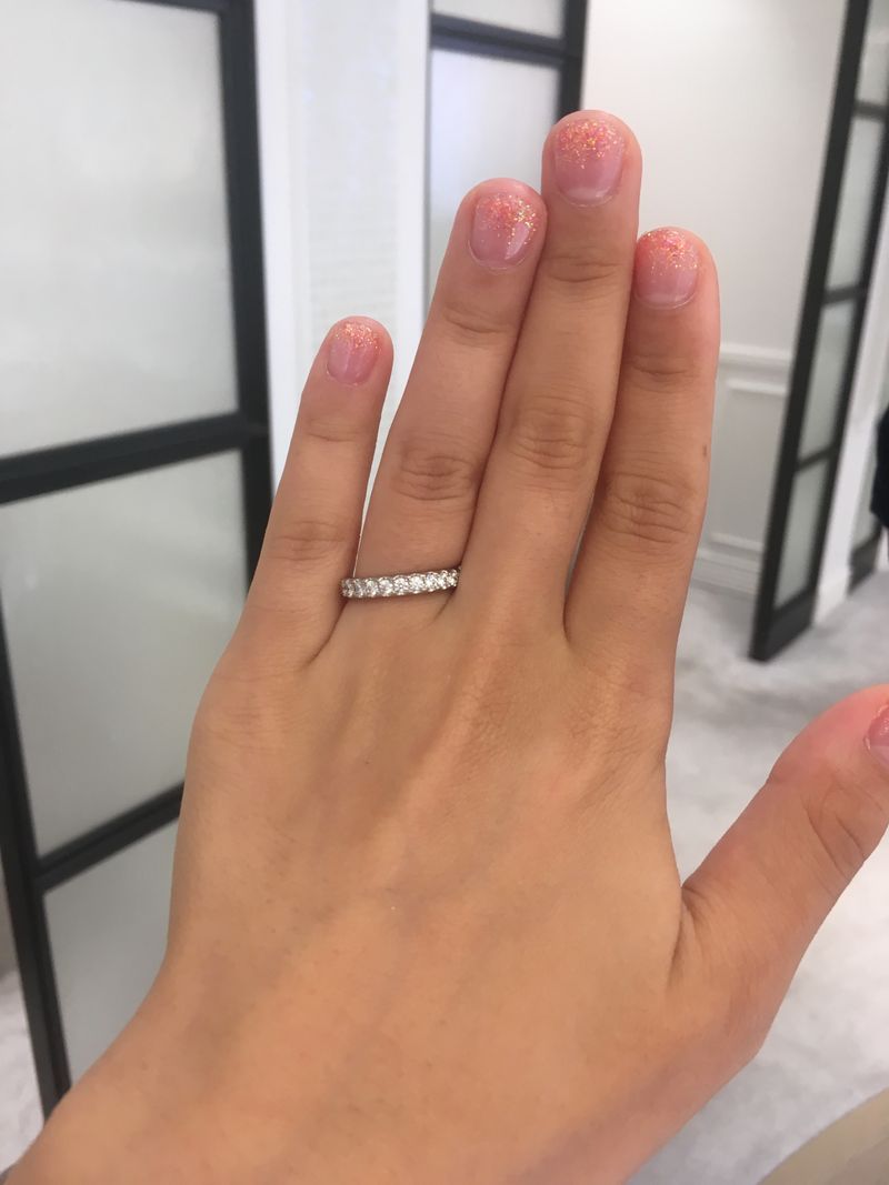 フルエタニティリングですが、ダイヤの上からコーティングされている