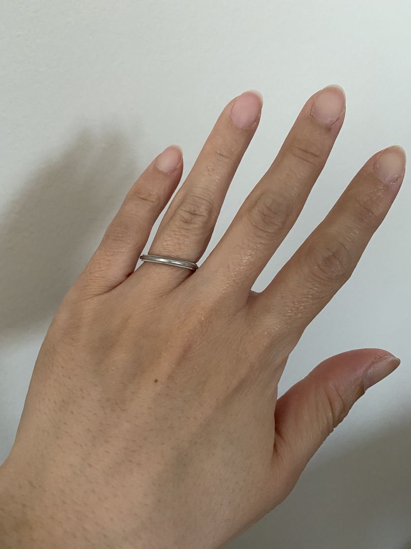 ティファニー 指輪 主人の一目惚れで決定しました。デザインはいたってシンプルです上下に