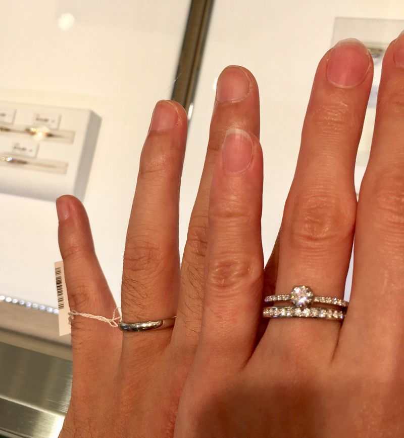 マリッジリングはハーフエタニティを探していて可愛かったため試着し